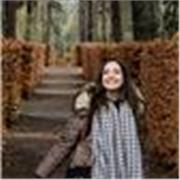 Docente graduada en Administración de Empresas y Derecho con altos conocimientos en ambos ámbitos 