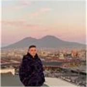 Buon giorno, sono Arion, studio marketing all università e ho fatto il liceo scientifico.