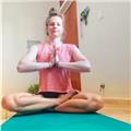 Profesora de yoga integral (hatha yoga, vynyasa yoga, pranayamas, meditación y relajación)