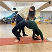 Clases de yoga para el bienestar del cuerpo y la mente. Con consciencia y corazón. Práctica + respiración + meditación