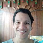 Profesor especializado en educación para adultos, instructor de música e idiomas