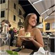 Studentessa impartisce lezioni di italiano