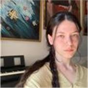 Profesora joven de Filosofía ofrece clases de apoyo