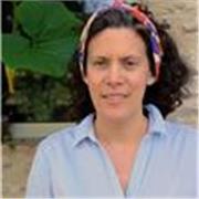 No soy profesora de francés, pero soy hablante nativa, vivo en Madrid y hablo español e inglés con fluidez. 