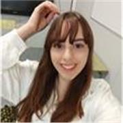 Estudiante de universidad extrovertida y capaz de enseñar diversas materias