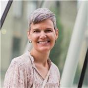 Una profesora estadounidense con un título en M.A., Linguistics (Universidad de Utah)