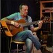 Profesor da clase de inicio y nivel medio de guitarra española