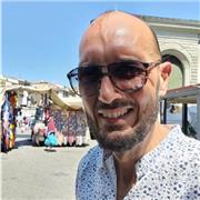 Insegnante di italiano e storia impartisce lezioni a studenti scuole medie e superiori