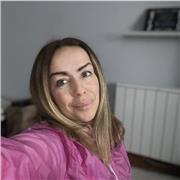 Masajista experimentada da clases online de masajes