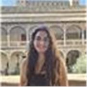 Profesora titulada en Biotecnología, dando clases de química