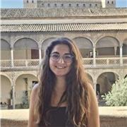 Profesora titulada en Biotecnología, dando clases de química