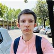 Laureato in Traduzione e Interpretazione, l’insegnamento lingue inglesi dedicato ai ragazzi e studenti