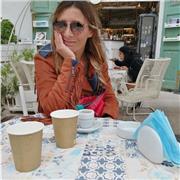 Docente di scienze impartisce lezioni di biologia e chimica a studenti di scuola media e superiori