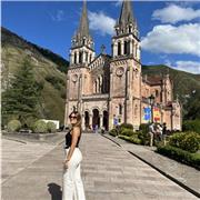 Doy clases particulares de inglés. Tengo el título B2 de inglés por Cambridge, además de tener experiencia como profesora