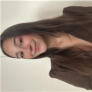 Educadora social joven que ofrece apoyo y refuerzo educativo