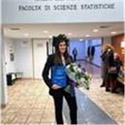 Neolaureata in scienze statistiche impartisce lezioni di matematica, statistica e probabilità