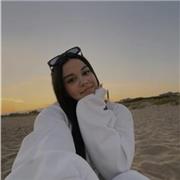 Joven estudiante con titulación tanto primaria, educación secundaria, formación profesional tanto medio como superior