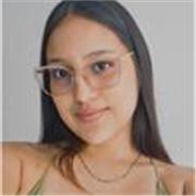 Profesora de apoyo escolar con conocimiento en ciencias básicas