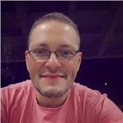 Profesor de Oratoria y técnicas de expresión corporal y verbal con amplia experiencia en el campo de las comunicaciones