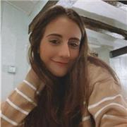 Alumna de bachillerato da clases de lengua Catalana y Castellana
