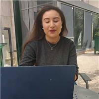 Freelance en stratégie digitale, je propose des cours pour adultes et jeunes adultes intéressés par la communication marketing.