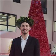 Docente di elettronica impartisce lezioni teoriche e pratiche a studenti di istituti tecnici e professionali