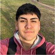 profesor de historia da clases a quienes necesiten