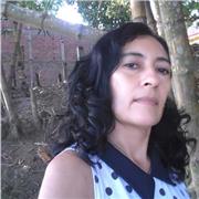 Profesora de matemáticas imparte clases a niños y niñas de la básica primaria