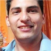 Profesor en Economía imparte clases a jovenes de nivel secundario y universitario