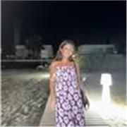 Profesora de apoyo escolar a niños pequeños