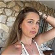 Estudiante con alto nivel de inglés, con mucha facilidad para enseñar y atender las necesidades de los alumnos. 