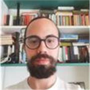 Laureato in lettere impartisce lezioni di tutte le materie umanistiche