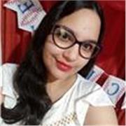 Profesora de inglés imparte clases a personas entre los 15-25 años de edad