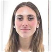 Profesora que ayuda a los alumnos con repaso general de varias asignaturas.