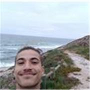Profesor joven dispuesto a enseñar y hacer que el alumno entienda y no memorice