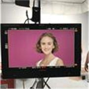 Profesora titulada en Teatro, con más de 10 años de experiencia en actuación frente a Cámara. 