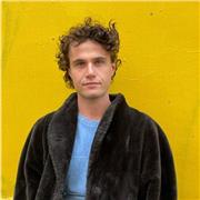 Laureato in lingue straniere e comunicazione, propone lezioni di inglese per la scuola e preparazione a test IELTS, GMAT, PET