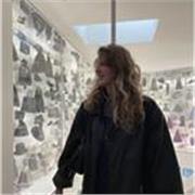 Unterricht in Mathematik und Deutsch für die Klassen 1 bis 6 sowie Kunstunterricht für alle Klassenstufen.
