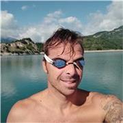 Allenatore es istruttore di nuoto per età prescolare fino gruppi mater