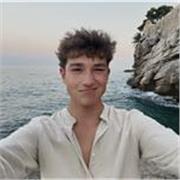 Soy David, estudiante universitario con B2 en inglés (C1 pendiente). Ofrezco clases de inglés y apoyo en todas las asignaturas de