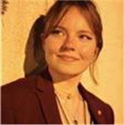 Professeure de guitare (élève en conservatoire pendant 13 ans et diplômée du DEM), habituée aux enfants (notamment à handicap)
