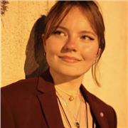 Professeure de guitare (élève en conservatoire pendant 13 ans et diplômée du DEM), habituée aux enfants (notamment à handicap)