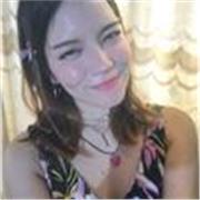 Profesora de inglés que imparte clases a niños de todas las edades