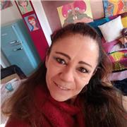 Insegnante di danza ritmi africani impartisce lezioni a bambine/i e adulti interessati ad intraprendere un percorso di apprendimento a danze afro contemporanee