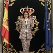 Profesora de apoyo escolar centrada en la mejora de la conversación y la fluidez en el lenguaje