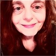 Editor con oltre 10 anni di esperienza e con formazione umanistica, offre lezioni personalizzate di scrittura creativa. 