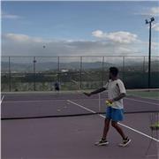 Profesor de tenis titulado ITF 1 con 10 años de experiencia 
Clases grupales y individuales