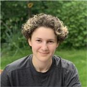 Englisch-Tutorin, die Schüler*innen von Klasse 1 bis 10 unterrichtet 