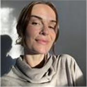 Profesora de inglés titulada Cambridge CELTA con más de quince años de experiencia. 