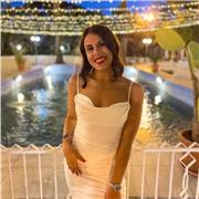 Studentessa di medicina impartisce lezioni private a studenti di elementari e medie